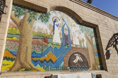 Kahire, Mısır - 25 Aralık 2019: Coptic Kahire 'deki Asma Kilisesi' nin avlusunda renkli fayans tasarımı