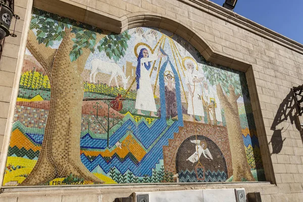 Kahire, Mısır - 25 Aralık 2019: Coptic Kahire 'deki Asma Kilisesi' nin avlusunda renkli fayans tasarımı