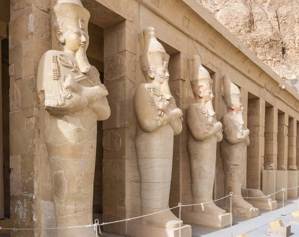 Statues Osirides Dieu Égyptien Fertilité Tiennent Devant Les Colonnes Temple — Photo
