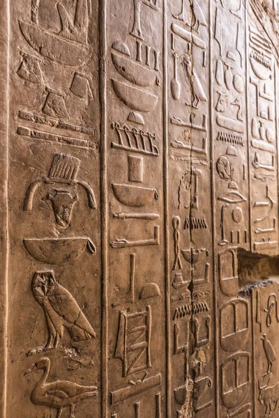 Hatshepsut停尸房内的埃及象形文字细节 — 图库照片