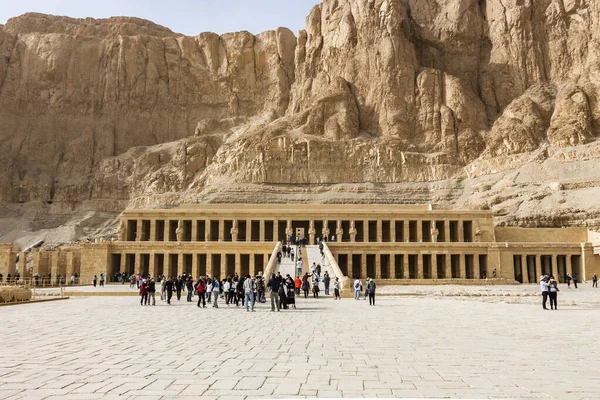 Luxor, Mısır - 26 Aralık 2019: Mortuary Temple of Hatshepsut, Antik Mısır 'da Amun ve Hatshepsut' a adanmış bir morg tapınağı.