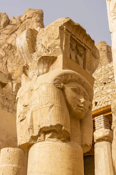 哈特谢普苏特停尸房南端Hathor教堂的Hathor柱 — 图库照片