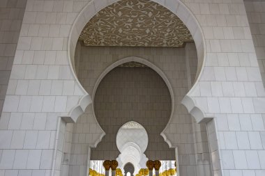 Şeyh Zayed Büyük Camii 'nin içindeki kemer Moorish mimarisinden etkilenmiştir.