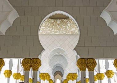 Şeyh Zayed Büyük Camii 'nin içindeki kemer geçidi Fas mimarisinden etkilenmiştir.