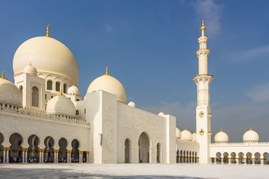 Abu Dabi, Birleşik Arap Emirlikleri - 3 Ocak 2020: Şeyh Zayed Büyük Camii 'nin iç avlusu, Abu Dabi