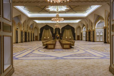 Abu Dabi, BAE - 3 Ocak 2020: Cumhurbaşkanlığı Sarayı içindeki toplantı odası (Qasr Al Watan)