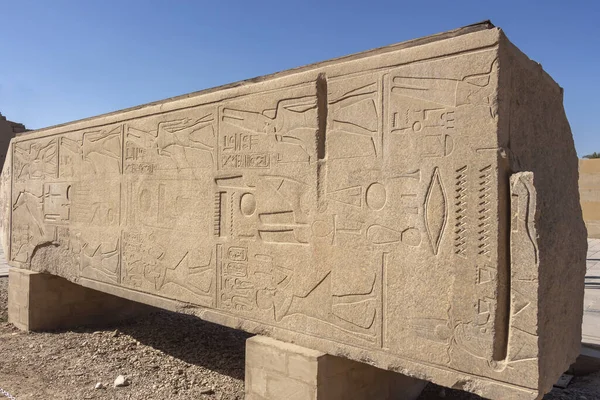 Obelisk Hatszepsut Pozostaje Wystawie Kompleksie Świątyni Karnak — Zdjęcie stockowe
