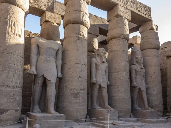 Stojące Kolosalne Posągi Ramzesa Luxor Temple — Zdjęcie stockowe