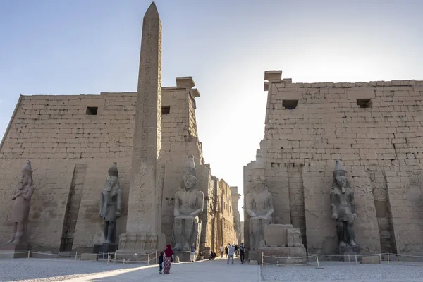 埃及卢克索 2019年12月27日 卢克索神庙第一座塔楼的巨大的拉马斯雕像和方尖碑 — 图库照片