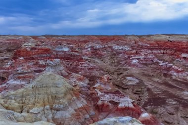 Burqin County, Xinjiang, Çin 'deki Wucaitan' da (Beş Renkli Tepe) mavi gökyüzüne karşı renkli kaya oluşumu
