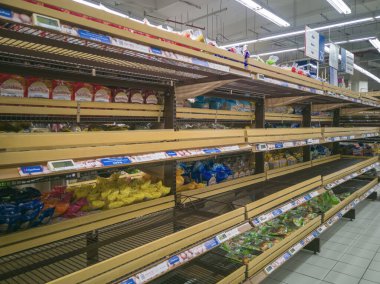 Singapur - 13 Nisan 2020: COVID-19 çalışması sırasında NTUC süpermarketinde boş yumurta rafları