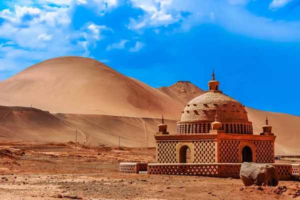 Xinjiang Eyaleti 'ndeki Faming Dağları' nın çöllerine inşa etmek gibi küçük bir cami.