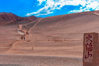 Yanan Dağlar, Xinjiang 'daki Turpan Havzası' nın kuzey kesiminde yer almaktadır ve antik İpek Yolu 'nun kuzey rotasıdır.