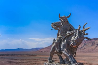 Turpan, Xinjiang, Çin - 11 Temmuz 2014: Yanan Dağlarda Boğa Şeytan Kralı karakterine yapılan yolculuğun bronz heykeli