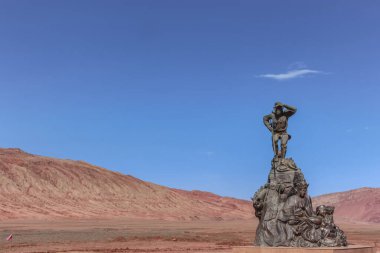 Turpan, Xinjiang, Çin - 11 Temmuz 2014: Yanan Dağlarda Güneş Wukong olarak bilinen Maymun Kral 'ın bronz heykeli