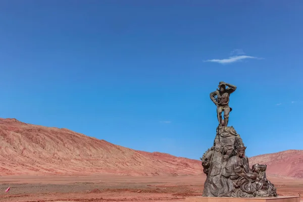Turpan, Xinjiang, Çin - 11 Temmuz 2014: Yanan Dağlarda Güneş Wukong olarak bilinen Maymun Kral 'ın bronz heykeli