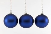 Tři modré vánoční koule fotografoval na bílém pozadí