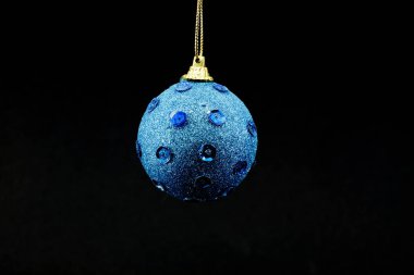 Küçük süs eşyaları içeren beyaz arka plan üzerinde izole mavi Noel top