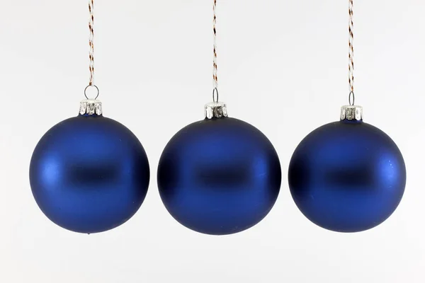 Tři modré vánoční koule fotografoval na bílém pozadí — Stock fotografie