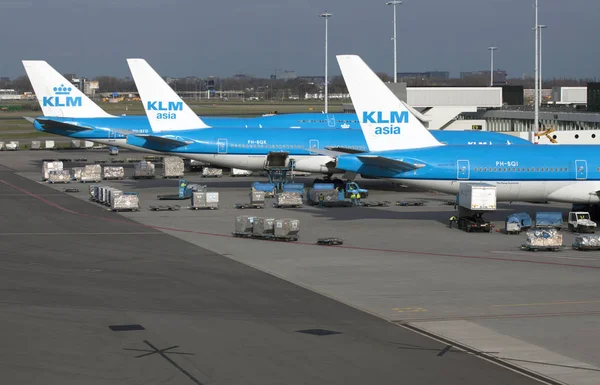 Parking Samoloty boeing na lotnisko Amsterdam-schiphol — Zdjęcie stockowe