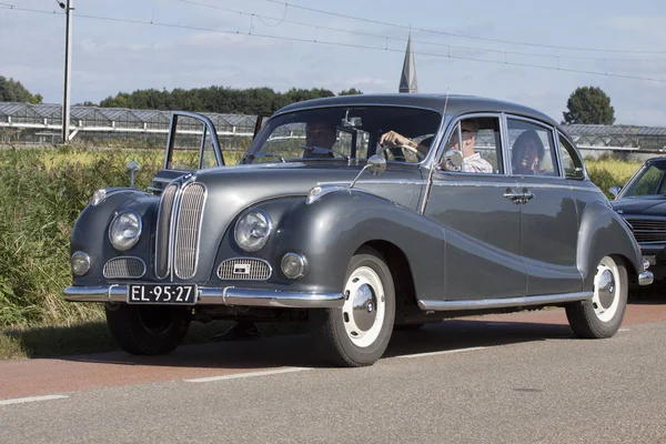 Ganze alte graue BMW aus den 50er Jahren — Stockfoto