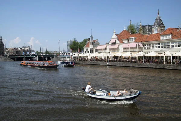 Turystów na wakacjach w mieście Amsterdam — Zdjęcie stockowe