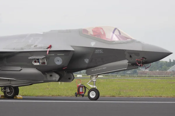 Frente a un avión de combate F 35 completamente nuevo — Foto de Stock