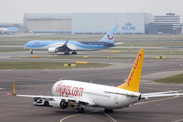 Avions commerciaux de Boeing à l'aéroport de Schiphol — Photo