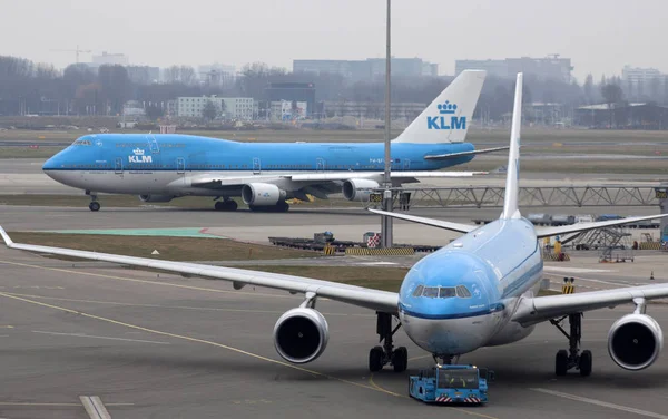 Aviones comerciales de boeing en el aeropuerto de Schiphol —  Fotos de Stock