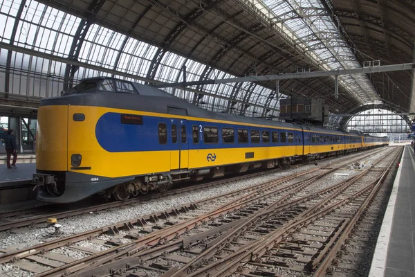 50 / 5000 Azul con tren amarillo de ferrocarriles holandeses — Foto de Stock