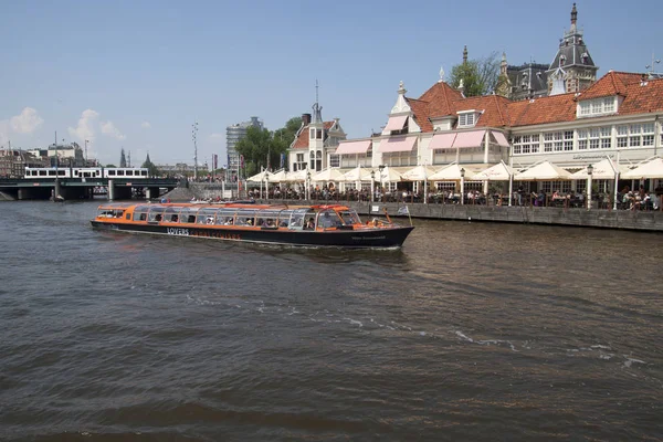 Туристы из всех стран Амстердама — стоковое фото