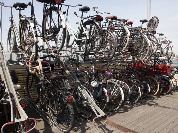 Zaparkovaných Holandská kola ve stáji — Stock fotografie