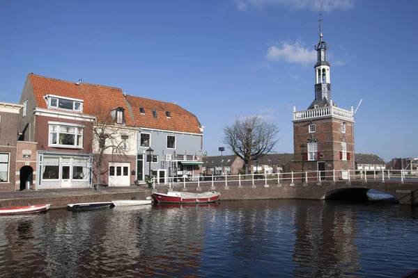 37/5000 Vertaling voor typisch nederlandse huizen in Alkmaar Vertaal in plaats daarvan naar tipisch nederlandse huizen in Alkmaar Typical Dutch houses in Alkmaar — 图库照片