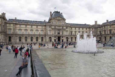 Parijs, Frankrijk - 23 Temmuz 2017: Paris Louvre Müzesi (Grand Louvre) dünyanın en büyük müzeleri ve tarihi bir anıt biridir. Paris,