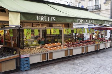 Paris'in merkezinde sebze dükkanı