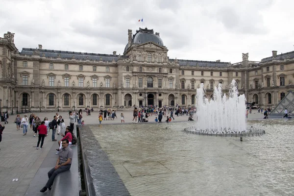 Parijs, Frankrijk - 23 Temmuz 2017: Paris Louvre Müzesi (Grand Louvre) dünyanın en büyük müzeleri ve tarihi bir anıt biridir. Paris,