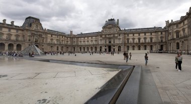 Paris 'teki Louvre Müzesi