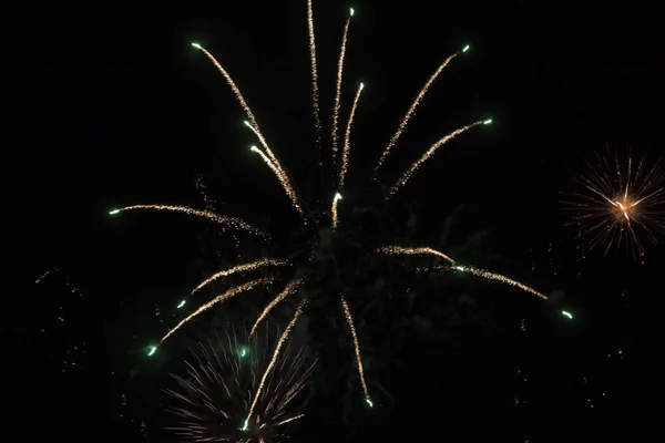 Fuegos Artificiales Iluminan Cielo Con Una Pantalla Deslumbrante — Foto de Stock