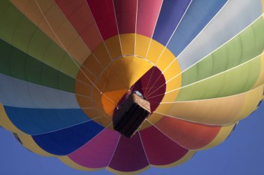 Fotoğrafçı renkli hava balonu üzerinde mavi bir gökyüzü üzerinde uçan bir alt