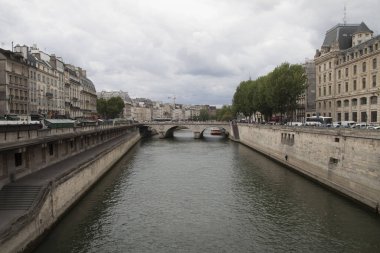 Parijs, Frankrijk - 23 Temmuz 2017:Old taş yuvarlak bükme ile Paris'te seine Nehri üzerinde köprü. Köprü, turistler ve otobüs seyahat etmek çevrede 