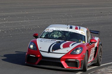 ZANDVOORT, NETHERLANDS - 7 MAARTI 2020: Kırmızı ve gri metalik üniformalı Porsche Cayman GT4 Kış Şampiyonası finalinde yarışan son 4 dayanıklılık yarışı..