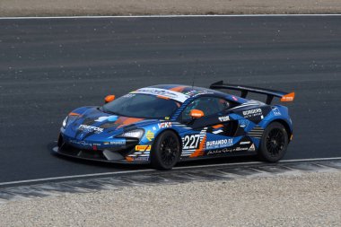 ZANDVOORT, NETHERLANDS - 7 MAARTI 2020 McLaren GT4 kış şampiyonası finali sırasında mavi üniformalı olarak hareket halindedir. Zandvoort 'un yeni yarış pistinde