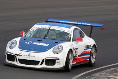 ZANDVOORT, NETHERLANDS - 7 MAARTI 2020: Beyaz ve mavi üniforma renkleri Porsche 911 kış şampiyonası finali sırasında son 4 dayanıklılık yarışı. Yenilenen Zandvoort yarış pistinde
