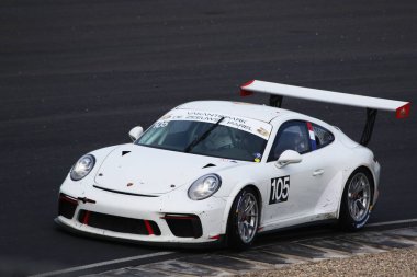 ZANDVOORT, NETHERLANDS - 7 MAARTI 2020: Beyaz Porsche 991 kış şampiyonası finali sırasında hareket halindedir. Yenilenen Zandvoort yarış pistinde
