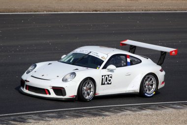ZANDVOORT, NETHERLANDS - 7 MAARTI 2020: Beyaz Porsche 991 kış şampiyonası finali sırasında hareket halindedir. Yenilenen Zandvoort yarış pistinde.