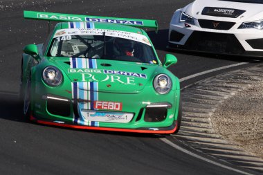 ZANDVOORT, NETHERLANDS - 7 MAARTI 2020: Yeşil Porsche 991 kış şampiyonası finali sırasında hareket halindedir. Zandvoort 'un yenilenmiş yarış pistinde, 