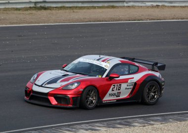 ZANDVOORT, NETHERLANDS - 7 MAARTI 2020: Kırmızı ve gri metalik üniformalı Porsche Cayman GT4 Kış Şampiyonası finalinde son 4 dayanıklılık yarışı.