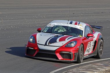 ZANDVOORT, NETHERLANDS - 7 MAARTI 2020: Kırmızı ve gri metalik üniformalı Porsche Cayman GT4 Kış Şampiyonası finalinde son 4 dayanıklılık yarışı.