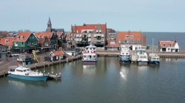 VOLENDAM, HOLLAND - 10 APRIL 2020: Corona virüsü covid 19 tarafından terk edilmiş bir Volendam 'ın insansız hava aracı videosu. Normalde bu liman dünyanın dört bir yanından gelen birçok turist tarafından ziyaret edilir..