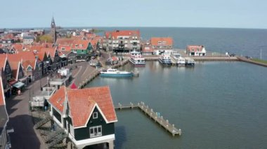 VOLENDAM, HOLLAND - 10 APRIL 2020: Corona virüsü covid 19 tarafından terk edilmiş bir Volendam 'ın insansız hava aracı videosu. Normalde bu liman dünyanın dört bir yanından gelen birçok turist tarafından ziyaret edilir..